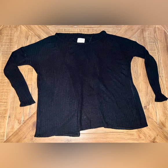 Chaser waffle texture split back casual long sleeve top - size medium in black - Picture 3 of 8